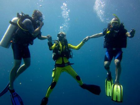 Divers-at-The-Cathedral-Koh-Haa-Koh-Lanta-Thailand