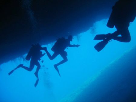 Divers-at-The-Chimney-Koh-Haa-Koh-Lanta-Thailand
