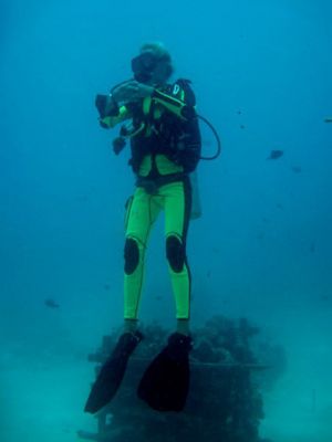 diver-at-King-Cruiser-Wreck-Phuket-Koh-Lanta-Thailand