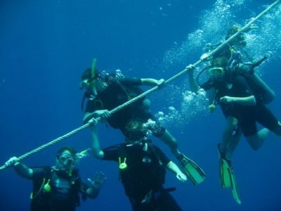 Divers-on-mooring-line-at-King-Cruiser-Wreck-Phuket-Koh-Lanta-Thailand